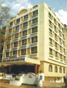 浦那Hotel Kohinoor Executive的一座大型建筑,前面有酒店