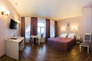 圣彼得堡果戈里之家酒店的酒店客房带一张床、一张桌子和椅子