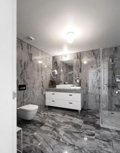 里斯本里斯本服务式公寓 - 拜萨堡的浴室配有卫生间、盥洗盆和淋浴。