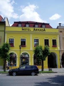 莱沃恰阿卡达酒店的停在黄色建筑前面的黑色汽车