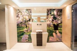 滨湖施图本贝格埃拉精品酒店的走廊上挂有粉红色花卉壁画