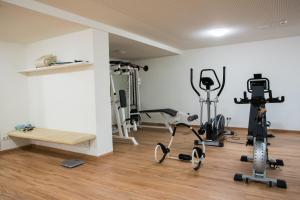 滨湖施图本贝格埃拉精品酒店的健身房,配有跑步机和健身器材