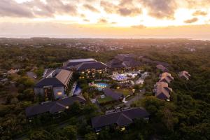 努沙杜瓦Renaissance Bali Nusa Dua Resort的日落时分享有度假村的空中景致