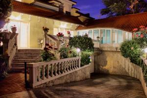 布达佩斯疗养别墅的白色围栏、楼梯和鲜花的房子