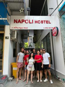 吉婆岛Napoli Hostel的一群站在酒店前的人