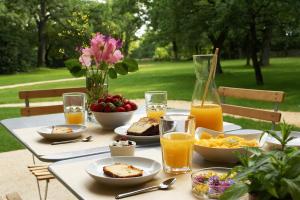罗卡马杜尔艾斯克拉尔奇酒店的一张桌子,上面放着早餐食品和橙汁