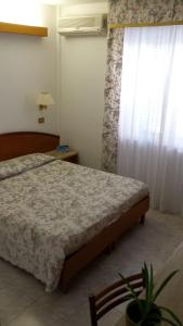 圣多米诺紫罗兰酒店的一间卧室设有一张床和一个窗口