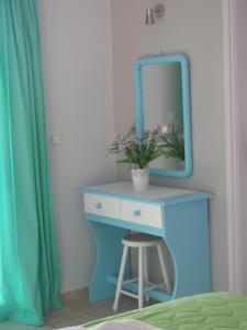 利普西岛Studios Akrogialli的蓝色梳妆台,配有镜子和凳子