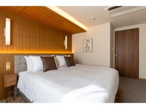 福冈The OneFive Terrace Fukuoka - Vacation STAY 33419v的一张大白色的床,位于酒店客房内