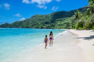 塔卡马卡达斯弗班小屋自助式假日公园的两个女孩在海滩上散步