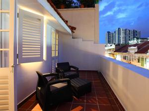 新加坡Arcadia Hotel的市景阳台配有两把椅子