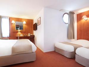 基里亚德南卡昂酒店客房内的一张或多张床位