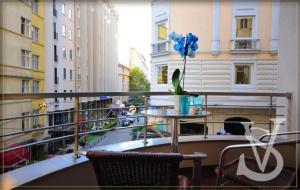 伊斯坦布尔塔克西姆SV商务酒店的阳台配有桌子和蓝色气球