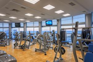 敖德萨Stella Residence Club的拥有许多跑步机和椭圆机的健身房