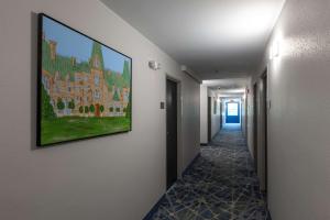 阿什维尔Rodeway Inn & Suites near Outlet Mall - Asheville的墙上挂着一幅建筑画的走廊