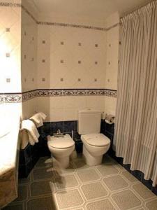 莫雷拉牧师酒店的一间带卫生间和水槽的浴室