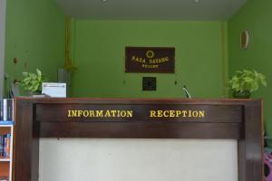 高兰Rasa sayang Resort - SHA Certificate的墙上有标牌的房间的讲台