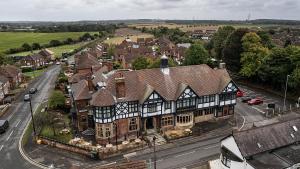 埃德温斯托The Dukeries Lodge, Edwinstowe, Nottinghamshire的小镇上大房子的空中景观