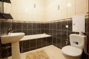 利沃夫Апартаменти на Сихові 3й的浴室配有卫生间、盥洗盆和浴缸。
