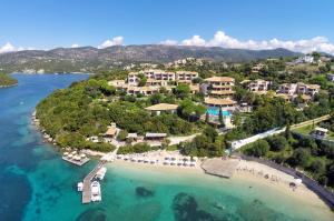 塞沃塔多莫特贴水尼古拉斯套房度假酒店的享有度假村和海滩的空中景致
