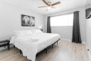 拉斯维加斯Chic 2-Bed Oasis Sleeps 6 Minutes From Strip的一间卧室配有一张大床和吊扇