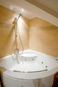 马格达莱纳宫殿酒店的一间浴室