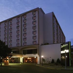 俾斯麦丽笙俾斯麦酒店的一座大型酒店大楼,前面有标志