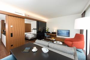 日内瓦日内瓦辉盛阁国际公寓的客厅配有沙发和桌子