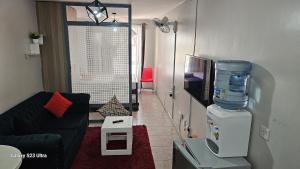 内罗毕Pazoori Furnished Studio and 1 bedroom的带沙发和水冷器的客厅