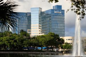 劳德代尔堡The Westin Fort Lauderdale的喷泉在一座带喷泉的大建筑前