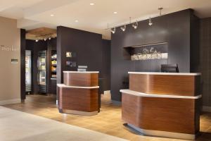 WestwoodCourtyard by Marriott Boston Dedham/Westwood的餐厅内酒吧的黑墙