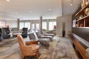 WestwoodCourtyard by Marriott Boston Dedham/Westwood的一间带椅子的客厅和一间候机室