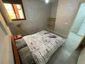 塔姆拉赫特乌兹达尔Two Bedroom Apartment With Private Terrace的一间卧室配有一张床铺,床上有毯子