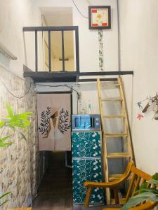 河内Simple & Cozy Hanoi Homestay的一间带梯子、冰箱和架子的房间