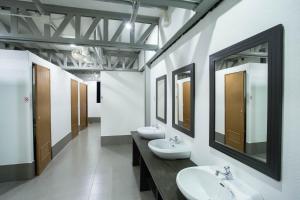 丽贝岛A加旅舍的浴室设有3个水槽和2面镜子