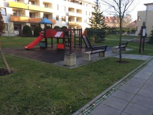 什切青Art Apartment Szczecin的公园里一个带滑梯的游乐场