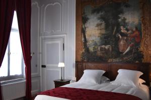 杜埃Château Hôtel de Warenghien的卧室配有一张大床上方的大画