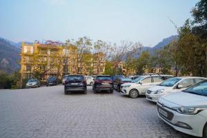 瑞诗凯诗Luxury Aloha Apartments, Rishikesh的停在停车场的一帮车