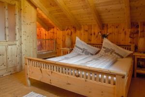 格伦德尔湖豪斯帕拉迪艾姆斯酒店的小屋内木制房间的一个床位