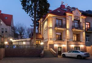 利沃夫斯坦尼斯拉斯基酒店的停在大楼前的白色汽车