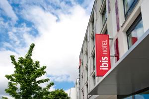 慕尼黑慕尼黑城西宜必思酒店的建筑物一侧的红色标志