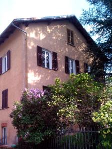Cantalupo LigureTana Degli Orsi的前方设有窗户和围栏的建筑