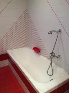 莫诺波利Casa Ariosto的带浴缸和水龙头的浴室