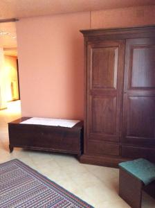 莫诺波利Casa Ariosto的配有床和木柜的房间