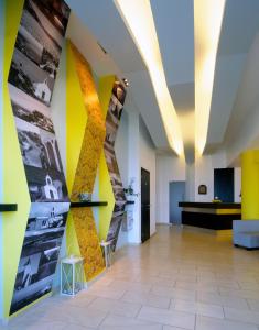 阿齐亚·佩拉加·基西拉卡西拉易瑞达酒店的黄色墙壁的房间里的一个楼梯