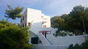 斯卡拉阿基斯提岛梦幻酒店的白色的房子,旁边设有楼梯