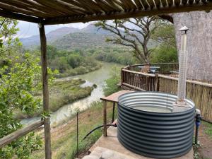 温特顿Tugela River Lodge的河边甲板上的热水浴池