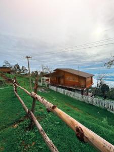 科代卡纳尔Praveen's Wood house Kodaikanal Vattakanal的房屋前的木栅栏