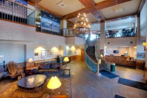 柯克伍德Kirkwood Mountain Resort Properties的一个带楼梯和客厅的大型大堂