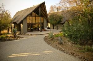 兰斯堡Morokolo Safari Lodge Self-catering的建筑,有吊 ⁇ 屋顶和走道